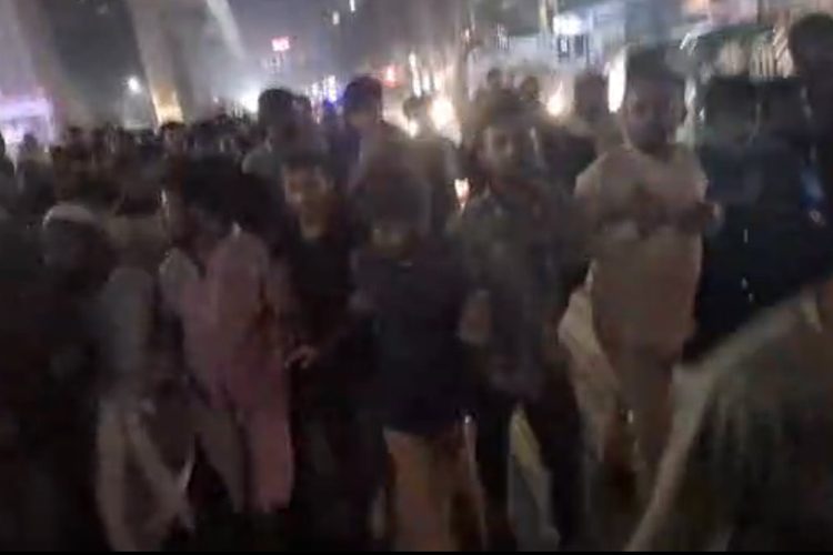 ওসমান হাদির মৃত্যুর খবরে রাজধানীতে বিক্ষোভ। ছবি: ভিডিও থেকে নেওয়া