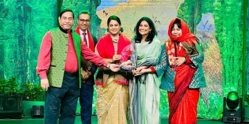 জলবায়ু সহনশীলতা ও পরিবেশ সংরক্ষণে অনন্য অবদানের স্বীকৃতি স্বরূপ এই পদক পান
