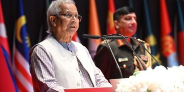 মিরপুর সেনানিবাসে ন্যাশনাল ডিফেন্স কোর্স ও আর্মড ফোর্সেস ওয়ার কোর্স-২০২৫ এর সমাপনী অনুষ্ঠানে প্রধান উপদেষ্টা। ছবি: পিআইডি