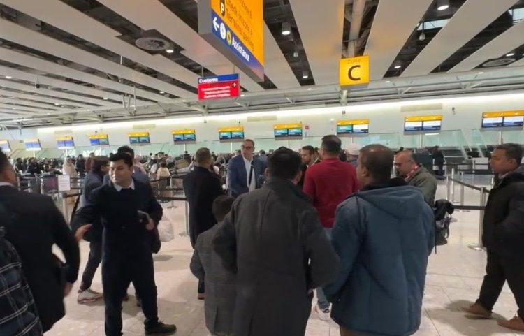 লন্ডনের হিথ্রো বিমানবন্দরে তারেক রহমান