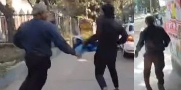 ঢাবি শিক্ষককে ধাওয়া দেয় সাধারণ শিক্ষার্থীরা