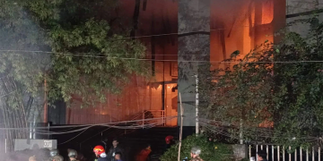 হামলা-ভাঙচুরের পর বৃহস্পতিবার রাতভর আগুনে পুড়েছে ডেইলি স্টার ভবন