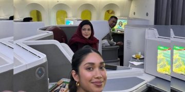 বিমানে উঠে বাবা-মার সঙ্গে হাস্যোজ্জ্বল ছবি জাইমার