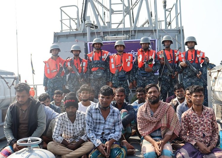 ২৩ চোরাকারবারি আটক