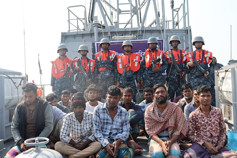 সিমেন্ট বোঝাই দু’টি বোটসহ ২৩ চোরাকারবারি আটক