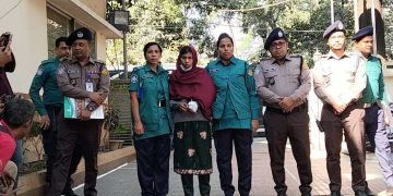 গৃহকর্ত্রী আয়েশাকে পুলিশে দেওয়ার ভয় দেখায়, পরদিন সুইচ গিয়ার চাকু নিয়ে কাজে যায় আয়েশা