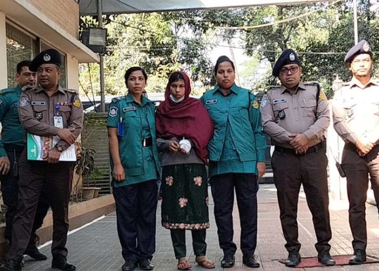 গৃহকর্ত্রী আয়েশাকে পুলিশে দেওয়ার ভয় দেখায়, পরদিন সুইচ গিয়ার চাকু নিয়ে কাজে যায় আয়েশা