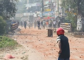 দুই গ্রামবাসীর মধ্যে সংঘর্ষ। ছবি ভিডিও থেকে নেওয়া