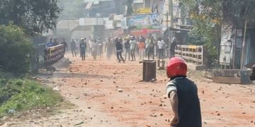দুই গ্রামবাসীর মধ্যে সংঘর্ষ। ছবি ভিডিও থেকে নেওয়া