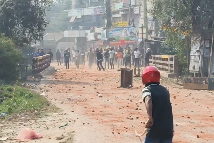 দুই গ্রামবাসীর মধ্যে সংঘর্ষ। ছবি ভিডিও থেকে নেওয়া