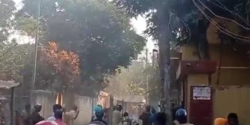 ব্রাহ্মণবাড়িয়ায় ফলের দোকানে অটোরিকশার ধাক্কা। ছবি: ভিডিও থেকে নেওয়া