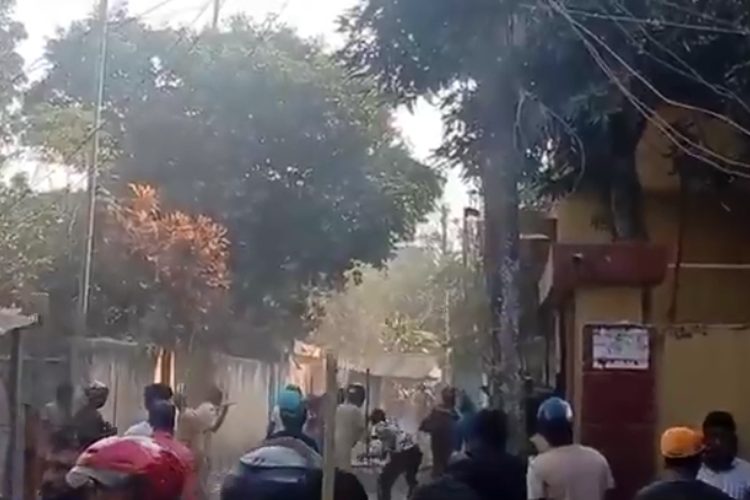 ব্রাহ্মণবাড়িয়ায় ফলের দোকানে অটোরিকশার ধাক্কা। ছবি: ভিডিও থেকে নেওয়া