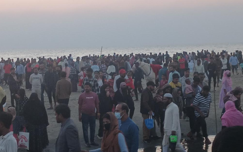 বিজয় দিবসের ছুটিতে কক্সবাজারে পর্যটকের ঢল