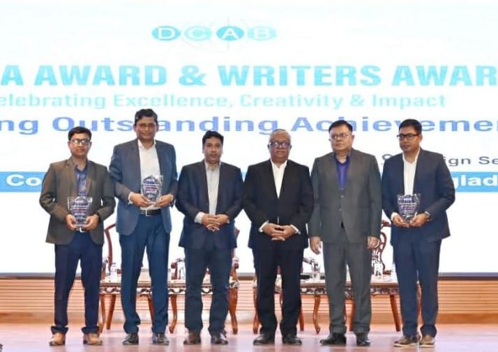 ডিক্যাব মিডিয়া অ্যাওয়ার্ড পেলেন তিন সাংবাদিক