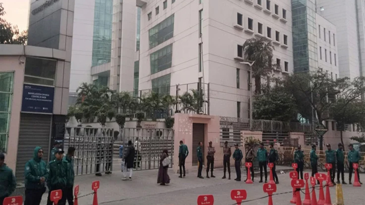 এভারকেয়ারে খালেদা জিয়া ও হাদির খোঁজ নিলেন মির্জা ফখরুল