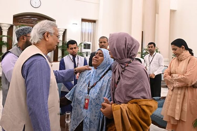 ওসমান হাদির পরিবারের সঙ্গে প্রধান উপদেষ্টার সাক্ষাৎ