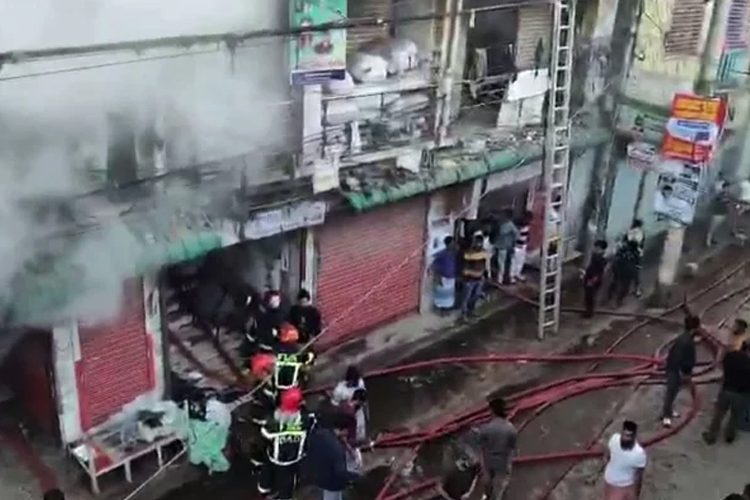 কেরানীগঞ্জে ১২তলা ভবনে আগুন