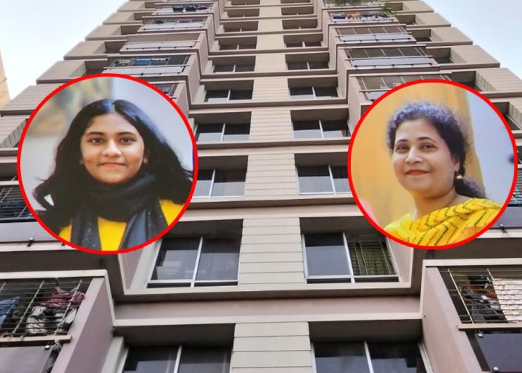 বাসা থেকে পুলিশ দুটি ধারালো ছুরি উদ্ধার করেছে। হত্যাকারী ঘটনার পর বাসার বাথরুম ব্যবহার করেছেন, এমন আলামত পাওয়া গেছে