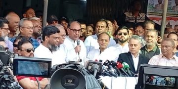 মির্জা আব্বাস বলেন, ‘আগে আমাদের একটি শত্রু ছিল কিন্তু এখন বহুমুখী শত্রু। তাদের প্রতিহত করতে হবে।’