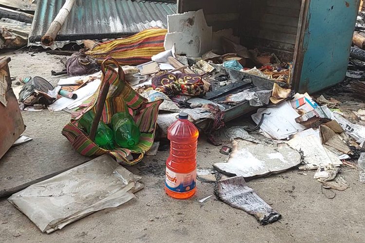 পেট্রোল বোমায় অগ্নিকাণ্ড। ছবি: সংগৃহীত