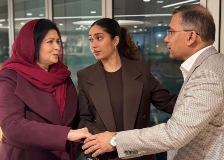 লন্ডনের হিথ্রো বিমানবন্দরে পরিবারের সদস্যদের সঙ্গে তারেক রহমান