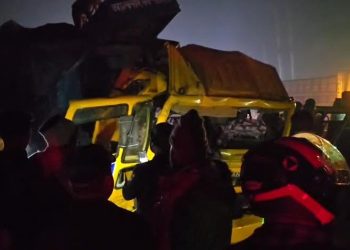 টাঙ্গাইলে কাভার্ডভ্যানের পেছনে ট্রাকের ধাক্কায় নিহত ২