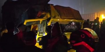 টাঙ্গাইলে কাভার্ডভ্যানের পেছনে ট্রাকের ধাক্কায় নিহত ২