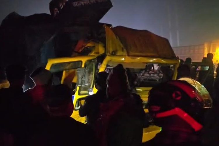 টাঙ্গাইলে কাভার্ডভ্যানের পেছনে ট্রাকের ধাক্কায় নিহত ২