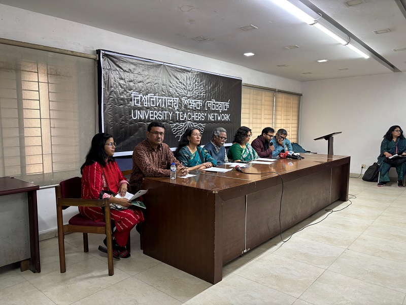 দুই শিক্ষককে চাকরিচ্যুতির প্রতিবাদে সংবাদ সম্মেলন