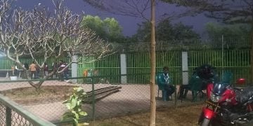 পুলিশ সদস্যরা বসে আছেন, তাদের সামনেই বেষ্টনি দিয়ে তামাক পণ্য কিনছেন মাঠে থাকা দর্শকরা (ছবি: চ্যানেল আই অনলাইন)