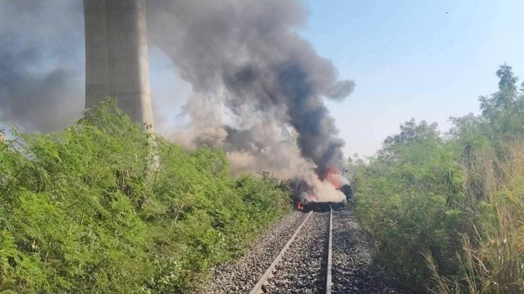 থাইল্যান্ডে চলন্ত ট্রেনে ক্রেন ভেঙে অন্তত ২২ জনের মৃত্যু