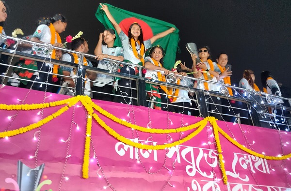 ছাদখোলা বাসে উদযাপন চ্যাম্পিয়নদের