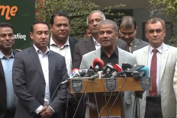 ‘ফুটবলের কথাটা একটু বলেন’