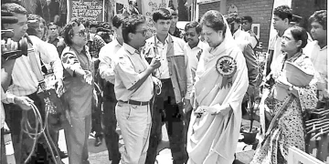 ১৯৯৩ সালে পোলট্রি মেলায় তৎকালীন প্রধানমন্ত্রী খালেদা জিয়ার সাক্ষাৎকার নিচ্ছেন শাইখ সিরাজ