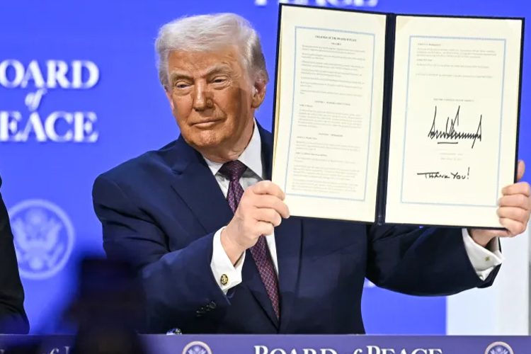 ‘বোর্ড অব পিস’ এ স্বাক্ষর ট্রাম্পের।