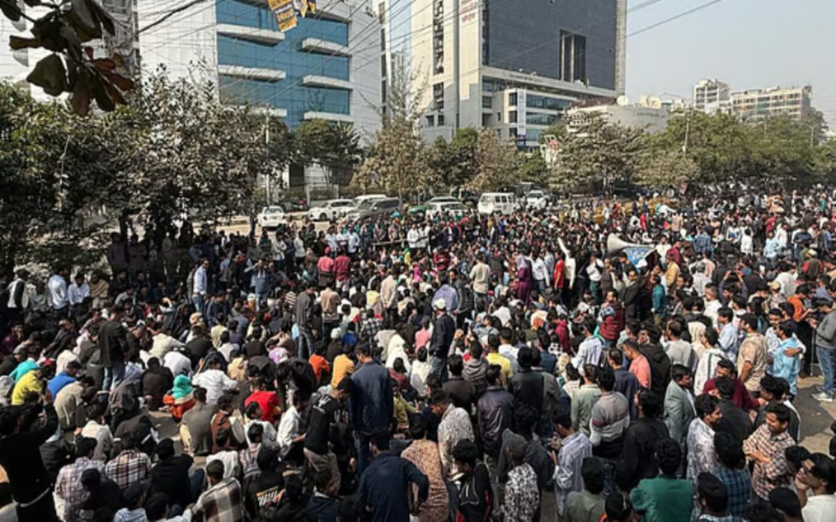 তিন দফা দাবিতে ইসি কার্যালয়ের সামনে ছাত্রদলের অবস্থান