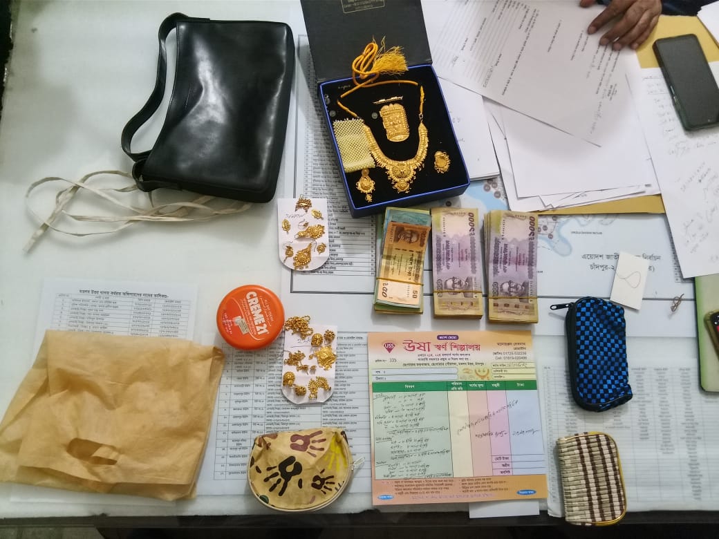 খড়ের গাদায় পাওয়া গেল প্রায় আড়াই লাখ টাকা ও স্বর্ণালঙ্কার