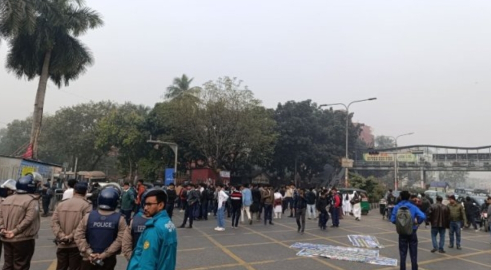 ফার্মগেটে সহপাঠী হত্যার বিচারের দাবি সড়ক অবরোধ