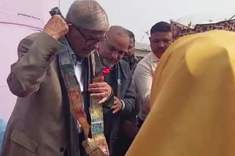 ঠাকুরগাঁওয়ের কালিতলায় নির্বাচনী জনসভায় ভক্ত ও সমর্থক ভোটে নারীরা মির্জা ফখরুলের গলায় টাকার মালা পরিয়ে দেন।