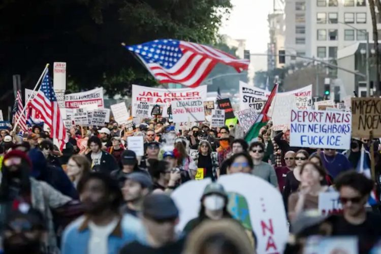 যুক্তরাষ্ট্রে অভিবাসন সংক্রান্ত সহিংসতার বিরুদ্ধে রাজপথে হাজারো মানুষের বিক্ষোভ