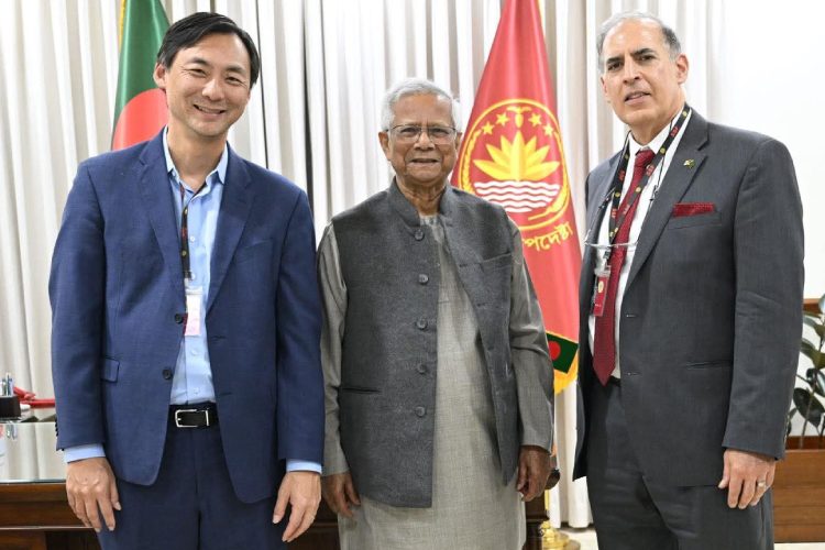 ছবি: প্রধান উপদেষ্টার সঙ্গে দুই মার্কিন কূটনীতিক (প্রধান উপদেষ্টার ফেসবুক পেইজ থেকে সংগৃহীত)।