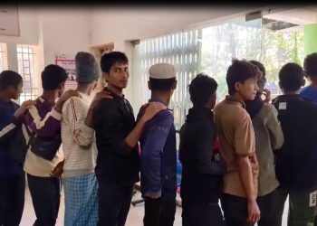 দুপুর সোয়া ২টায় আটক রোহিঙ্গাদের কক্সবাজার আদালতে নেওয়া হয়।
ছবি: প্রতিনিধি