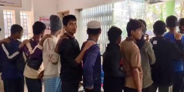 দুপুর সোয়া ২টায় আটক রোহিঙ্গাদের কক্সবাজার আদালতে নেওয়া হয়।
ছবি: প্রতিনিধি