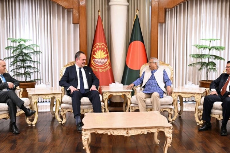 ছবি: প্রধান উপদেষ্টার সঙ্গে বাংলাদেশে সদ্য নিযুক্ত মার্কিন রাষ্ট্রদূত ব্রেন্ট ক্রিস্টেনসেনের সৌজন্য সাক্ষাৎ