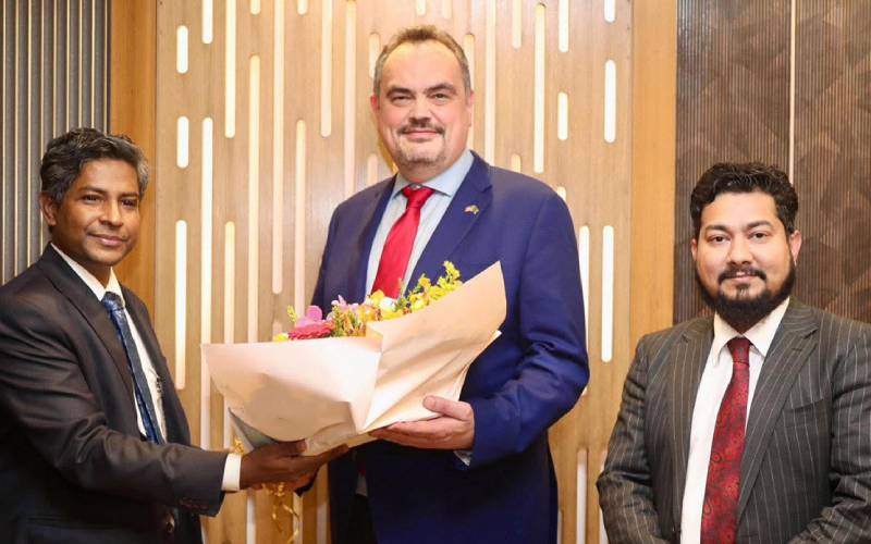 ঢাকায় পৌঁছেছেন বাংলাদেশে নিযু্ক্ত নতুন মার্কিন রাষ্ট্রদূত