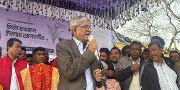 ছবি: ঠাকুরগাঁও সদর উপজেলার ২৯ মাইল বিডি স্কুল মাঠে আয়োজিত এক নির্বাচনী জনসভায় বিএনপি মহাসচিব মির্জা ফখরুল ইসলাম আলমগীর।