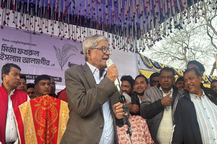 ছবি: ঠাকুরগাঁও সদর উপজেলার ২৯ মাইল বিডি স্কুল মাঠে আয়োজিত এক নির্বাচনী জনসভায় বিএনপি মহাসচিব মির্জা ফখরুল ইসলাম আলমগীর।