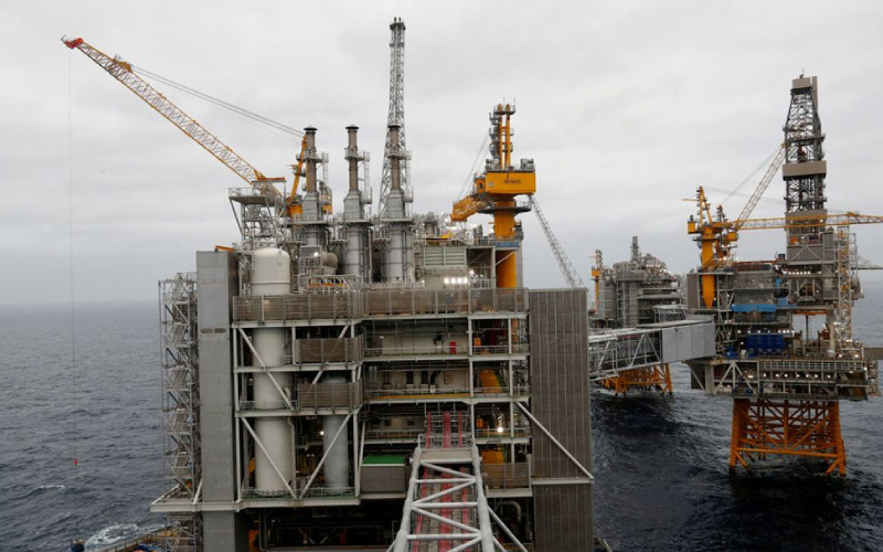 সমুদ্রে গ্যাস অনুসন্ধান: শ্রম আইন ও বিধিতে বাদ যাচ্ছে শ্রমিকের স্বার্থ?