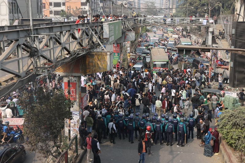 শিক্ষার্থীদের সায়েন্স ল্যাব–টেকনিক্যাল–তাঁতীবাজার মোড় অবরোধ, নগরীজুড়ে তীব্র যানজট