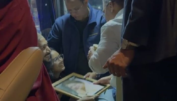 কিশোরীর কথা শোনার জন্য বাস থামালেন তারেক রহমান